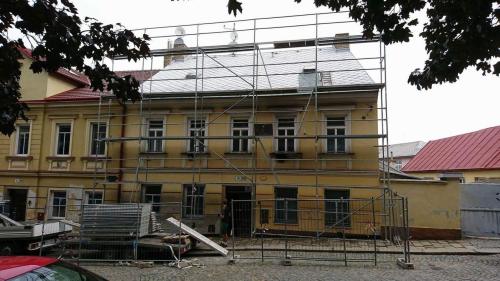Městský dům — klasická realizace lešení pro opravu přední fasády